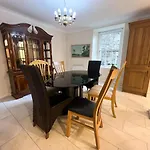 Spacious Flat Sleeps 8 Near Princes Street